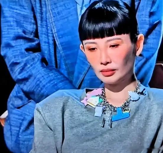 我听完魏如萱那版《丑八怪》，又去听了原版。对着听了好几遍。丁太升说她“整场最不好