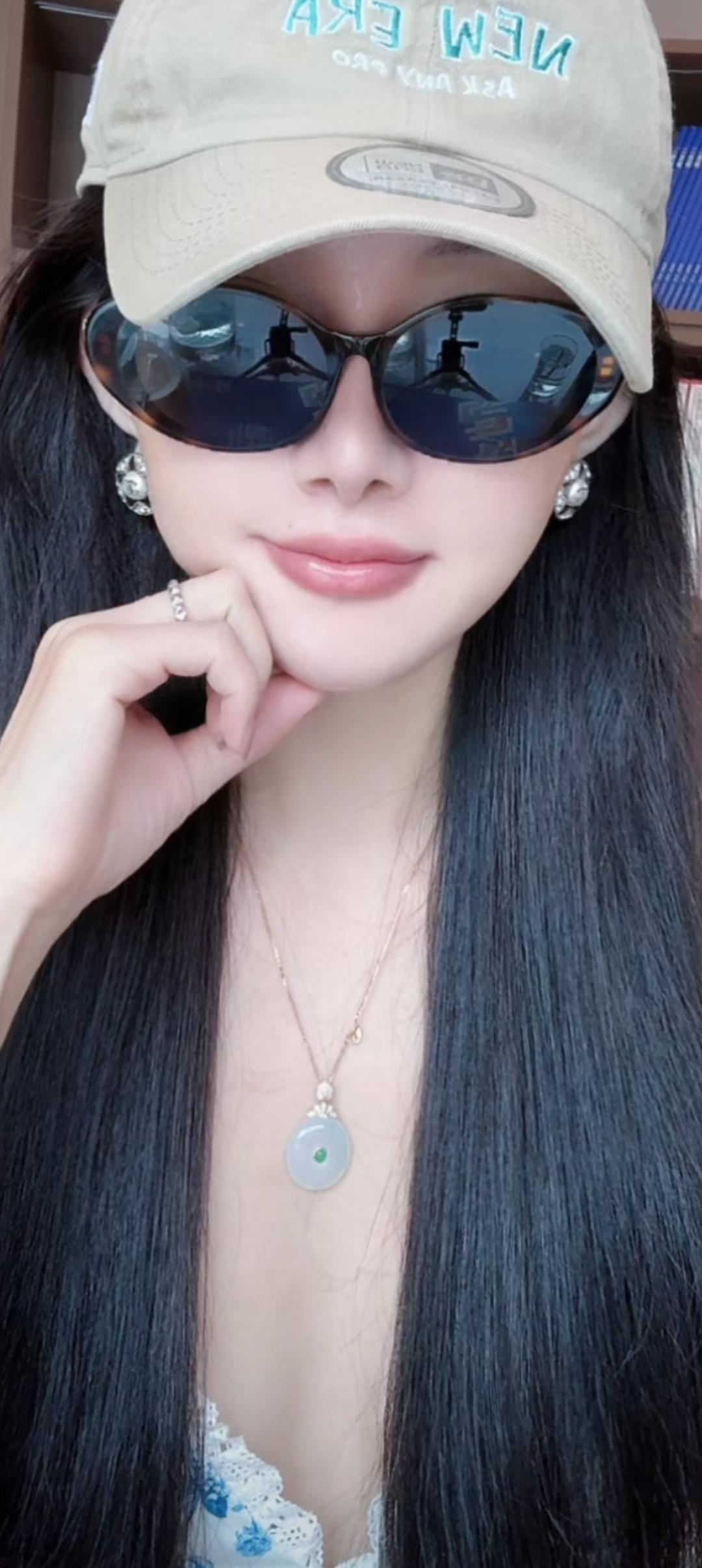 戴墨镜和帽子的酷女孩。
