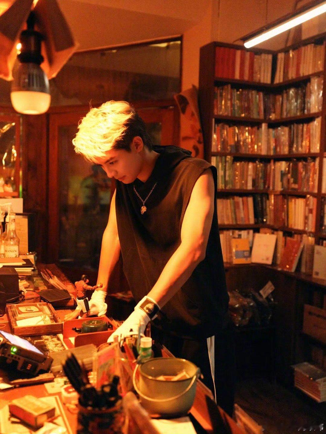 给 的创作能力打💯《光与盐》全原创，在已经释放的预告里看到了很多不一样的他，温