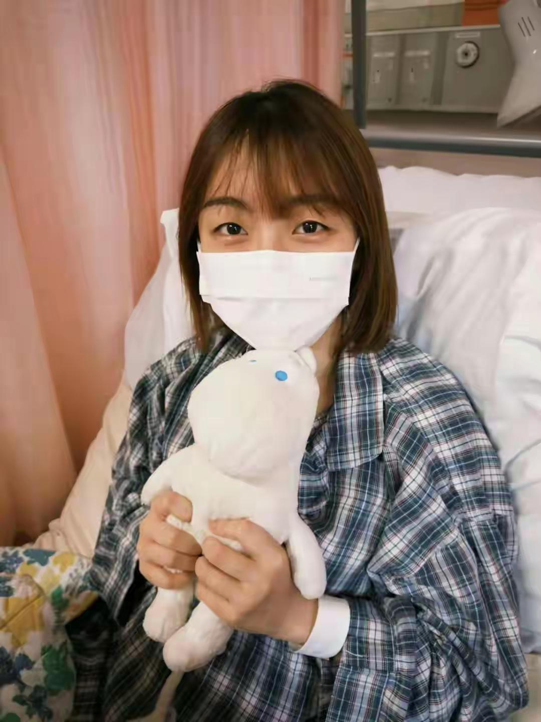 她和朱媛媛得了一样的癌症。香港人气主持人施可莹因卵巢癌离世，年仅29岁。生前已经