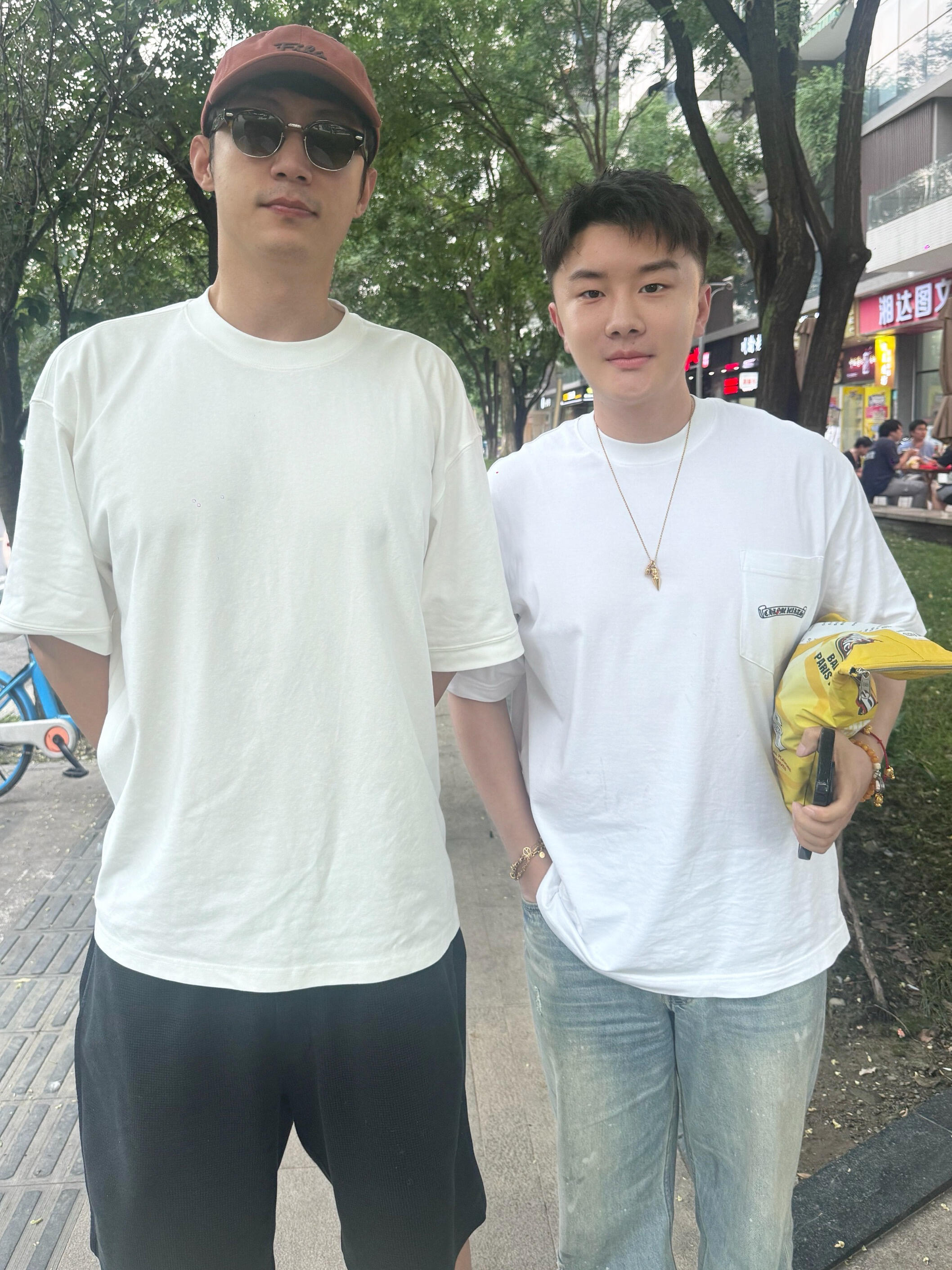 黄景瑜︱合影系列📕：186195900（貌似演唱会工作人员）拍摄时间：2025
