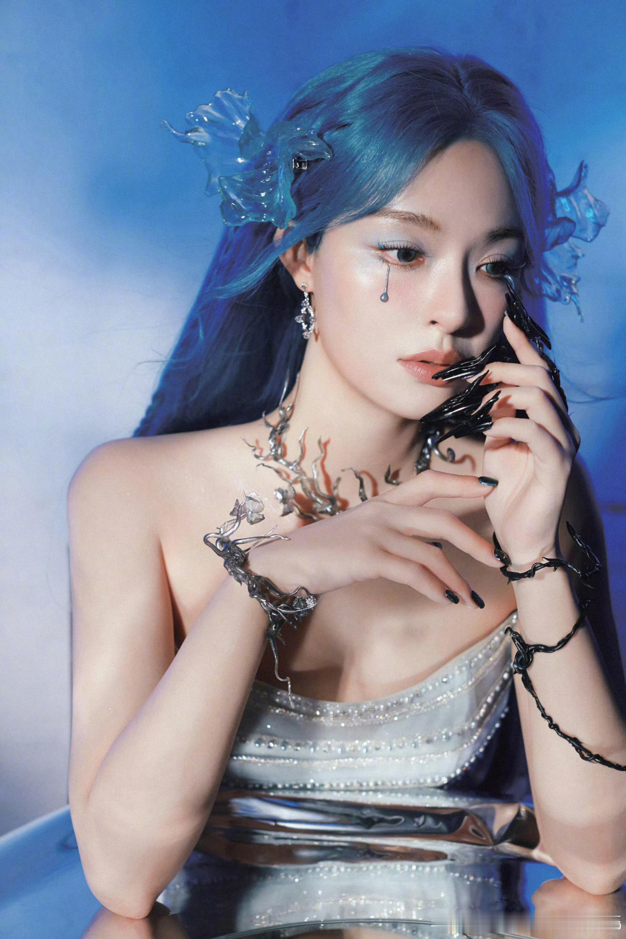 李莎旻子把大海染头发上了 李莎旻子这蓝发也太绝了吧！像是从深海里捞出来的颜色，光