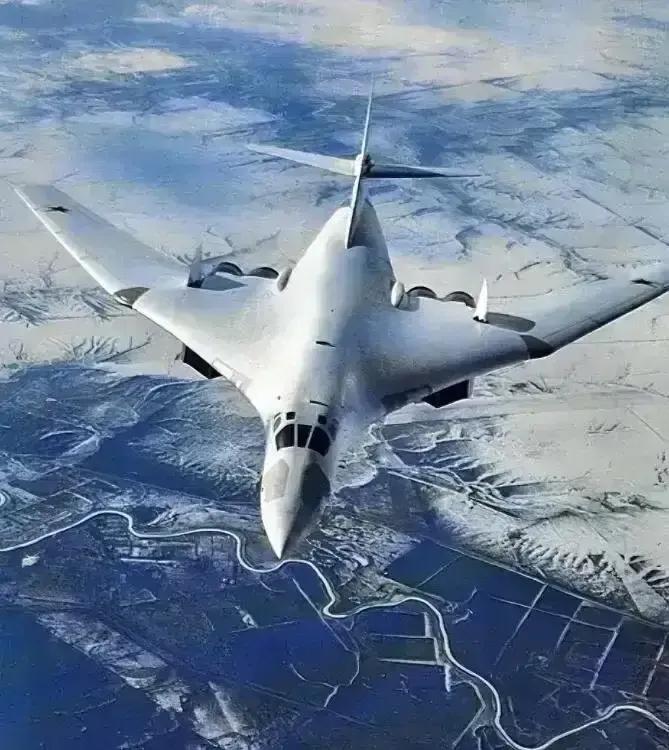 俄罗斯的图160轰炸机飞进美国领空，美国为什么不敢将其击落？

①第一种可能——