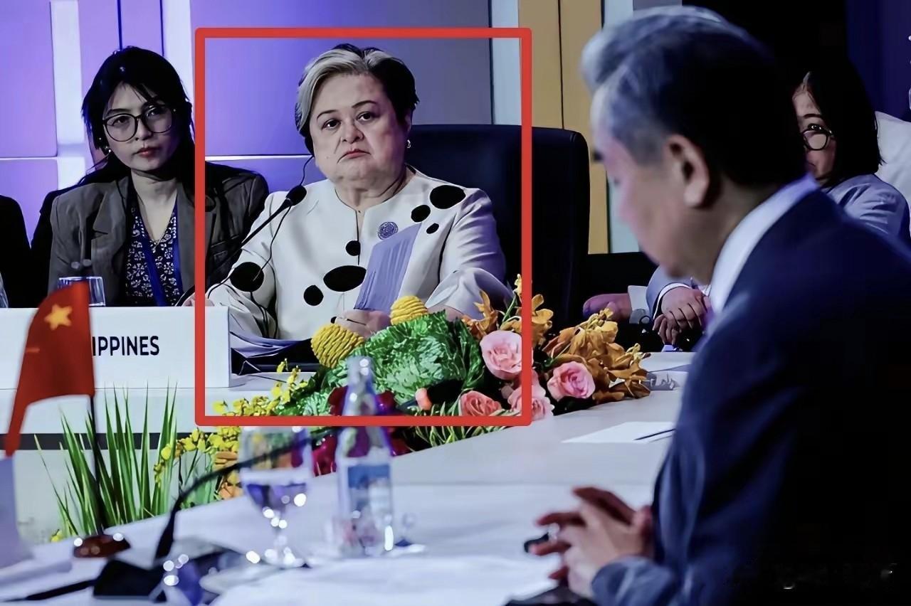 菲律宾女外交部长的这表情耐人寻味！不服？不甘？不懈？
