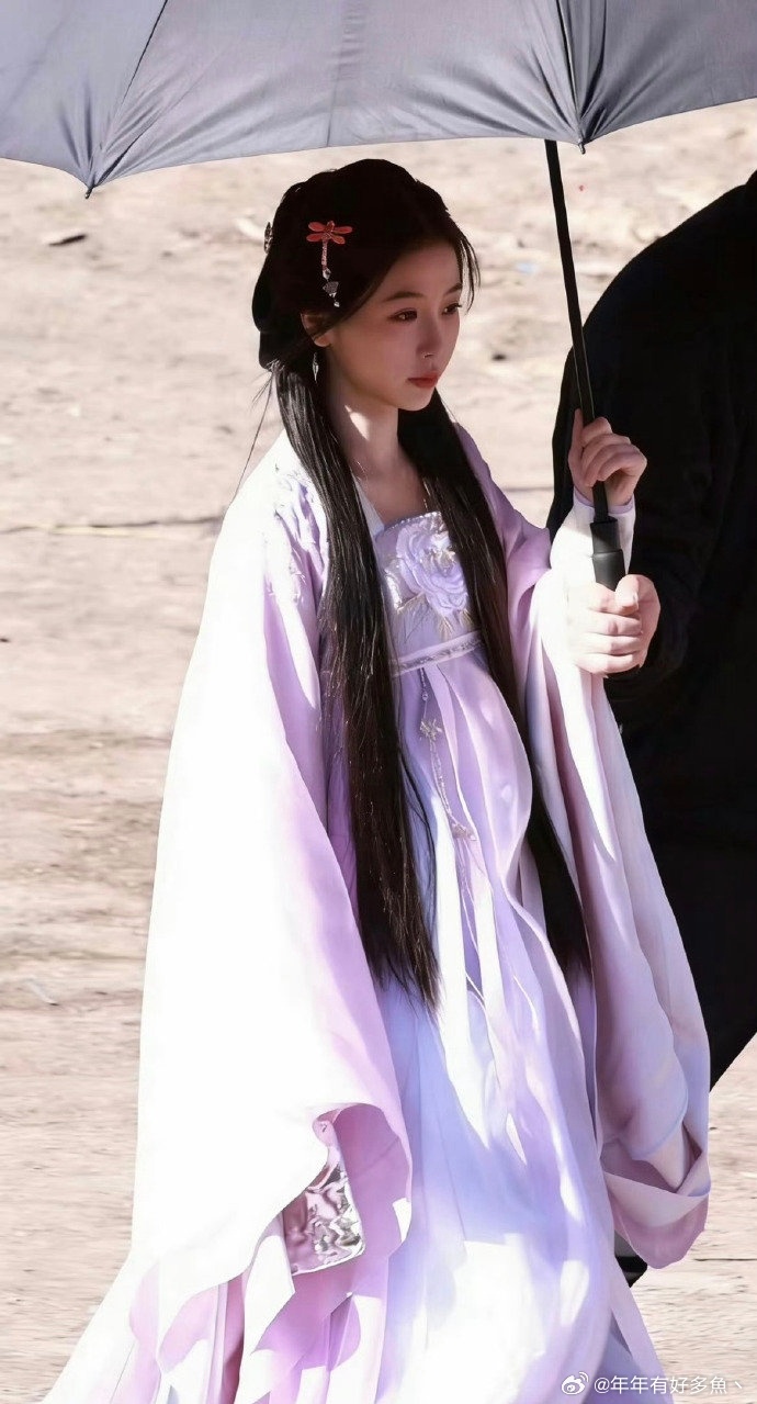 问问，这剧怎么都没看到男主路透？只有女主的 