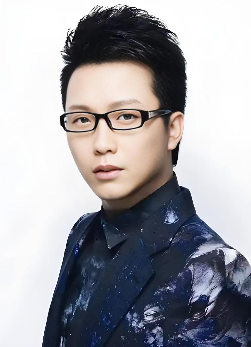 47岁李玉刚现状：卖掉北京豪宅，搬进深山独自生活，父母持续催婚。李玉刚坐在自家小