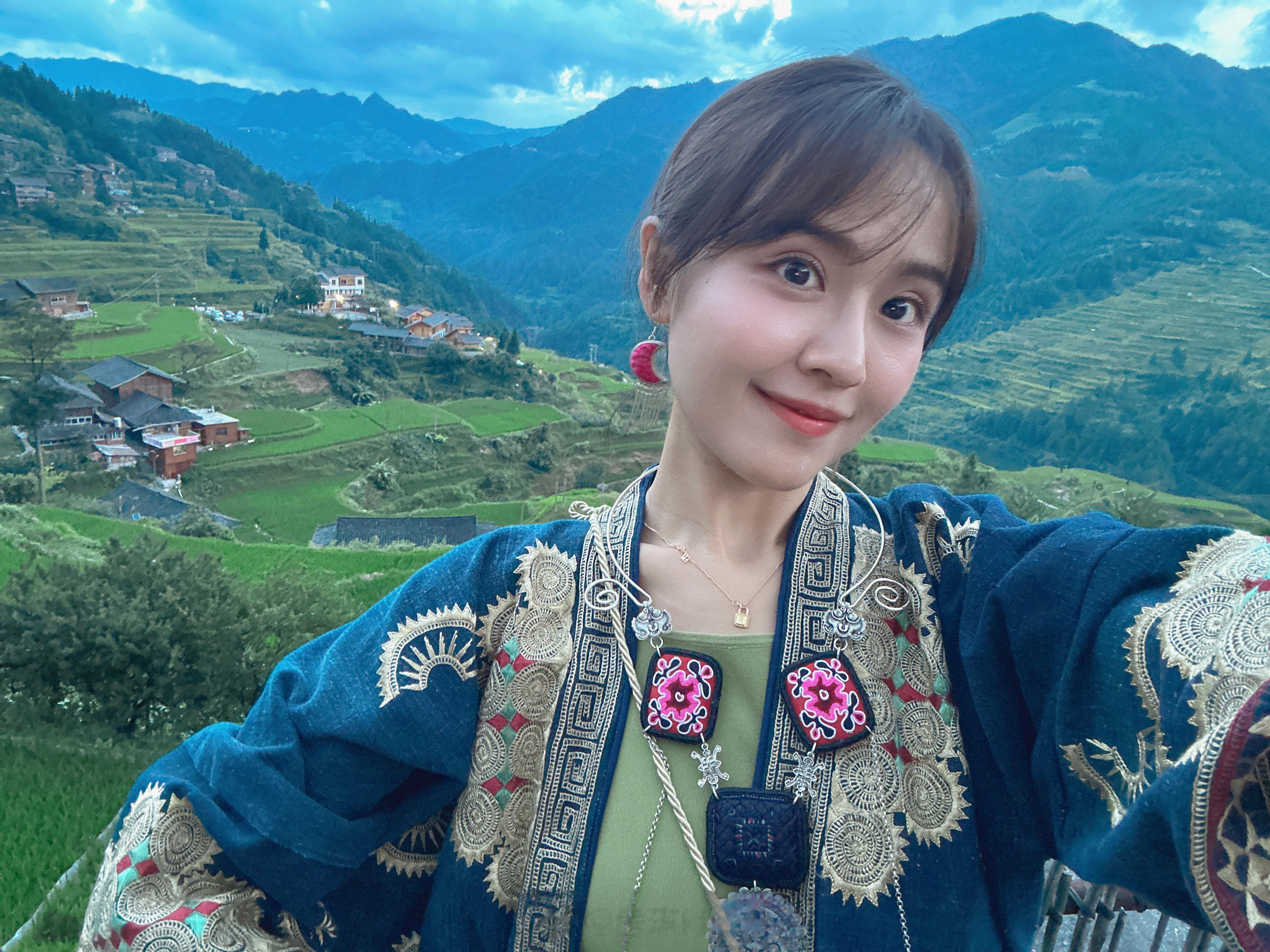 最近 民族风含量超标图一是赶集时候淘来的一件手绣图八真的别提多香了 看着串饿了，