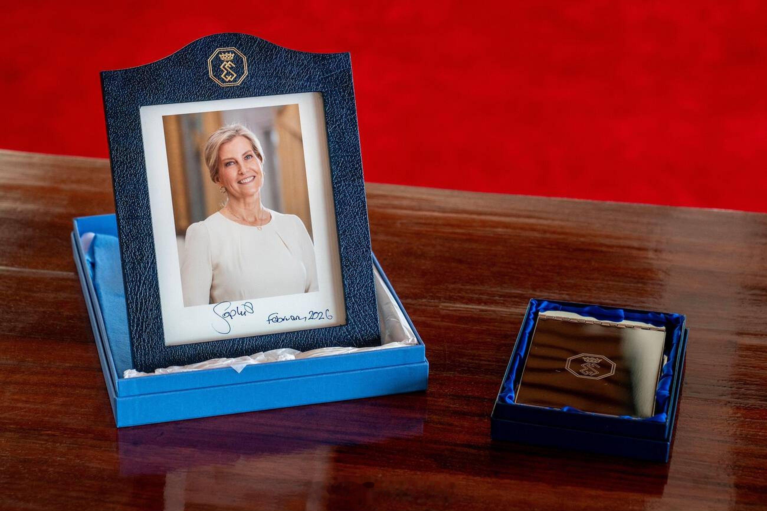 英国王室  今天爱丁堡公爵夫人苏菲在肯尼亚内罗毕的礼物交换环节上送给肯尼亚总统W