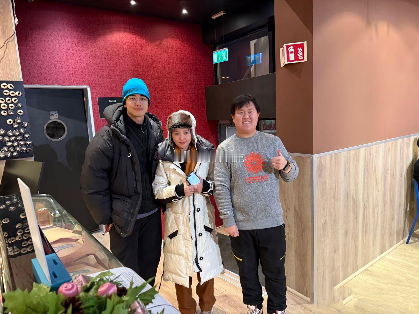 孙丞潇求婚成功后，跟金莎一起吃饭被偶遇。孙丞潇根金莎这对相差19岁的姐弟恋快修成