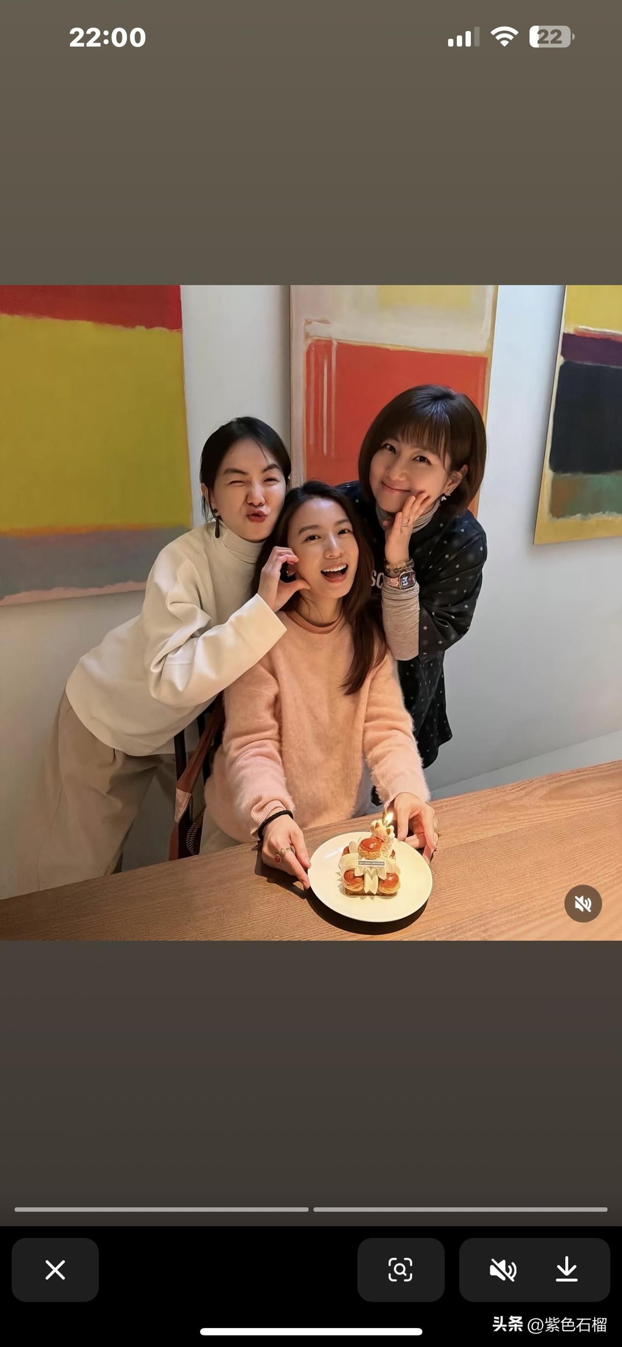 3月30日，SHE组合的三位成员又聚在了一起。
       时间过得太快了，这