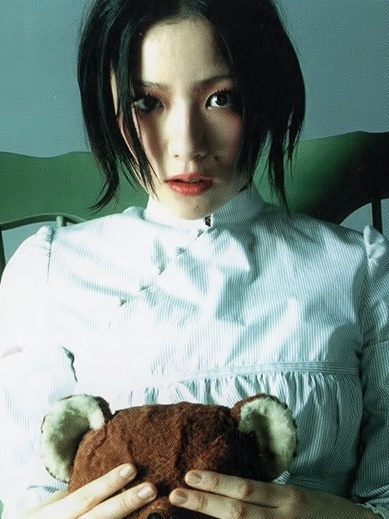 2001年，荒木经惟镜头下的椎名林檎。 