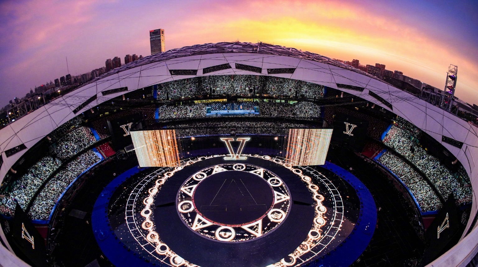 张杰刷新鸟巢纪录张杰：鸟巢连开16场、一年内，唱了28场❗️刷新了鸟巢单人年度场