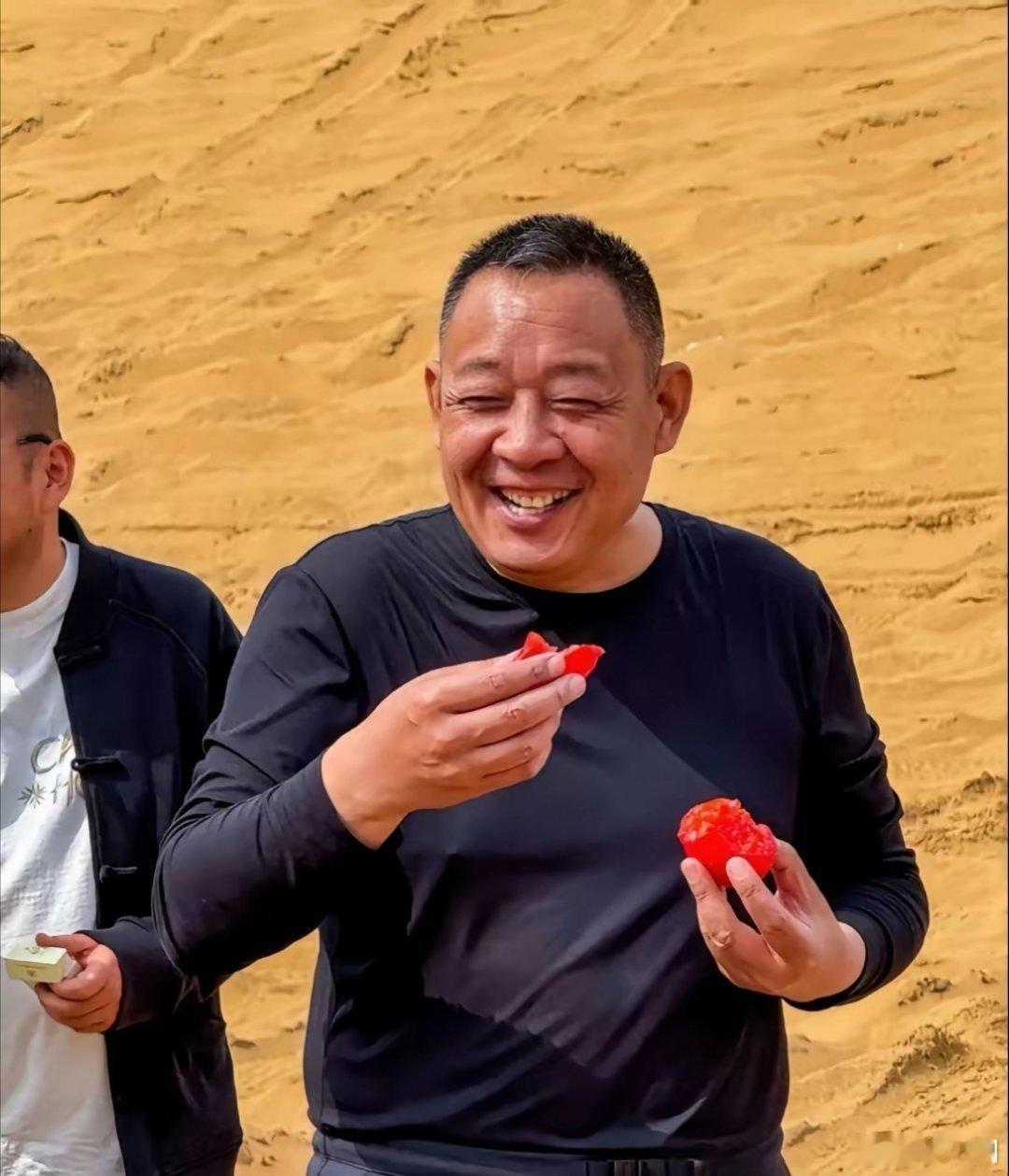 于东来登上新闻联播“街溜子”终于也正规了一回，平时圆领衫这次换上翻领上衣，发型收