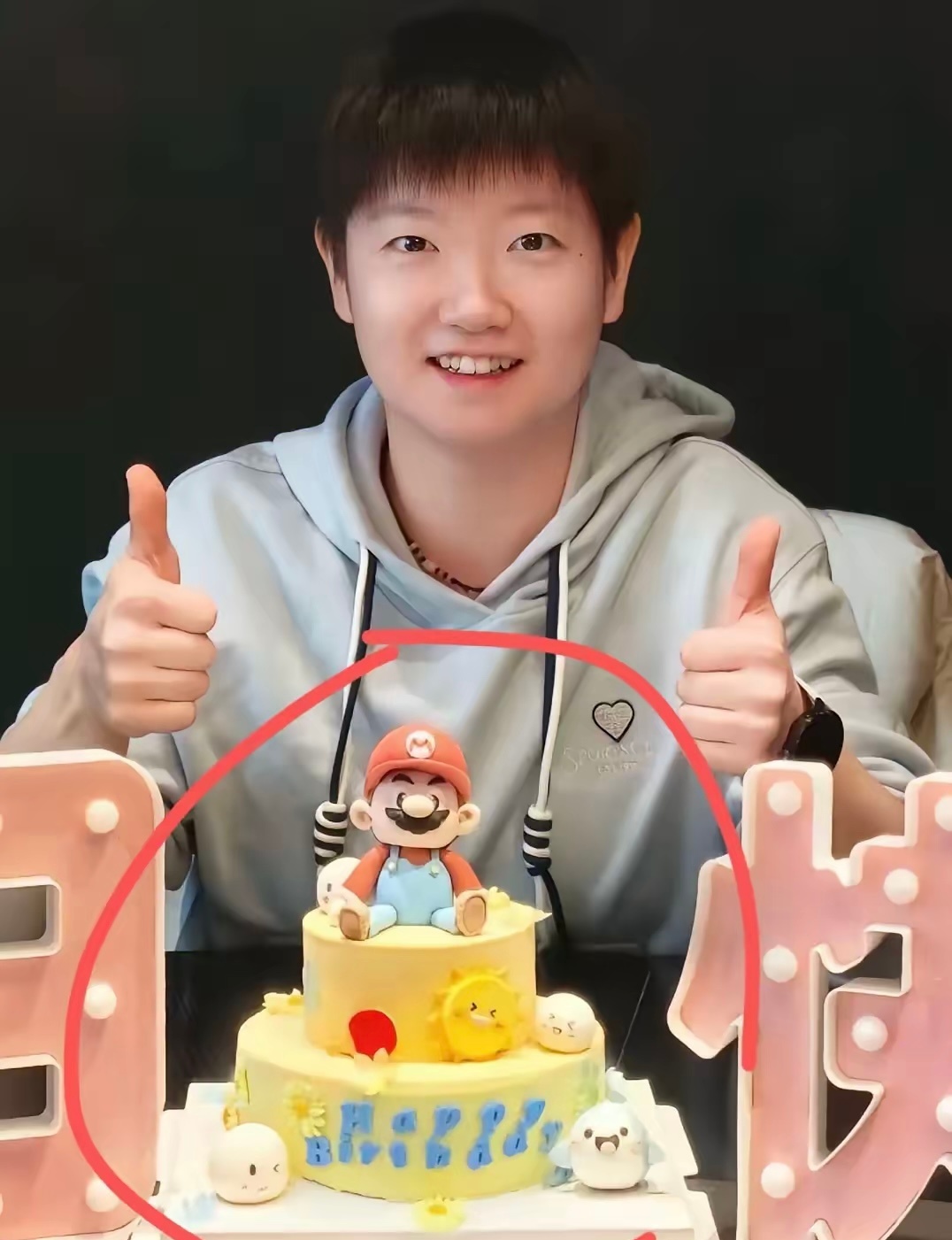 破案了！难怪莎莎这么高兴，笑容藏都藏不住，不细看还没发现，原来她眼前的这个蛋糕是