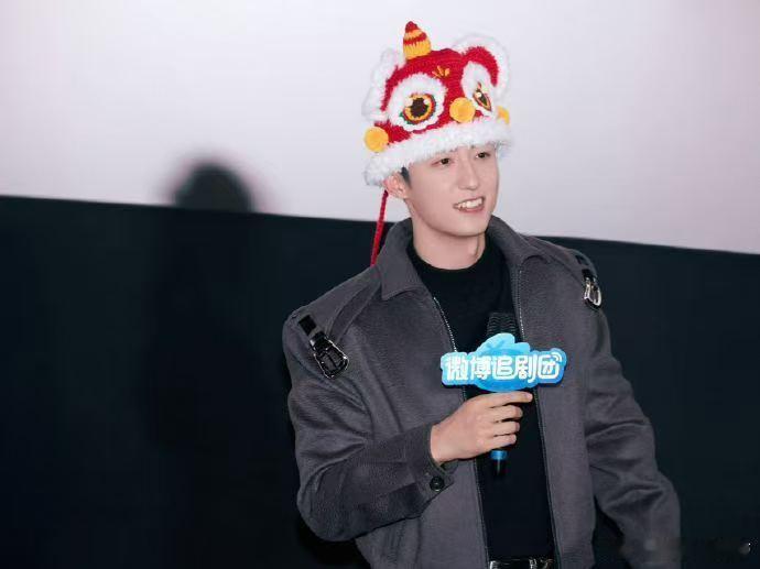 黄景瑜表面道歉实则在催 黄景瑜这操作绝啦！尖叫之夜喊话催播，线下追剧团又“道歉”