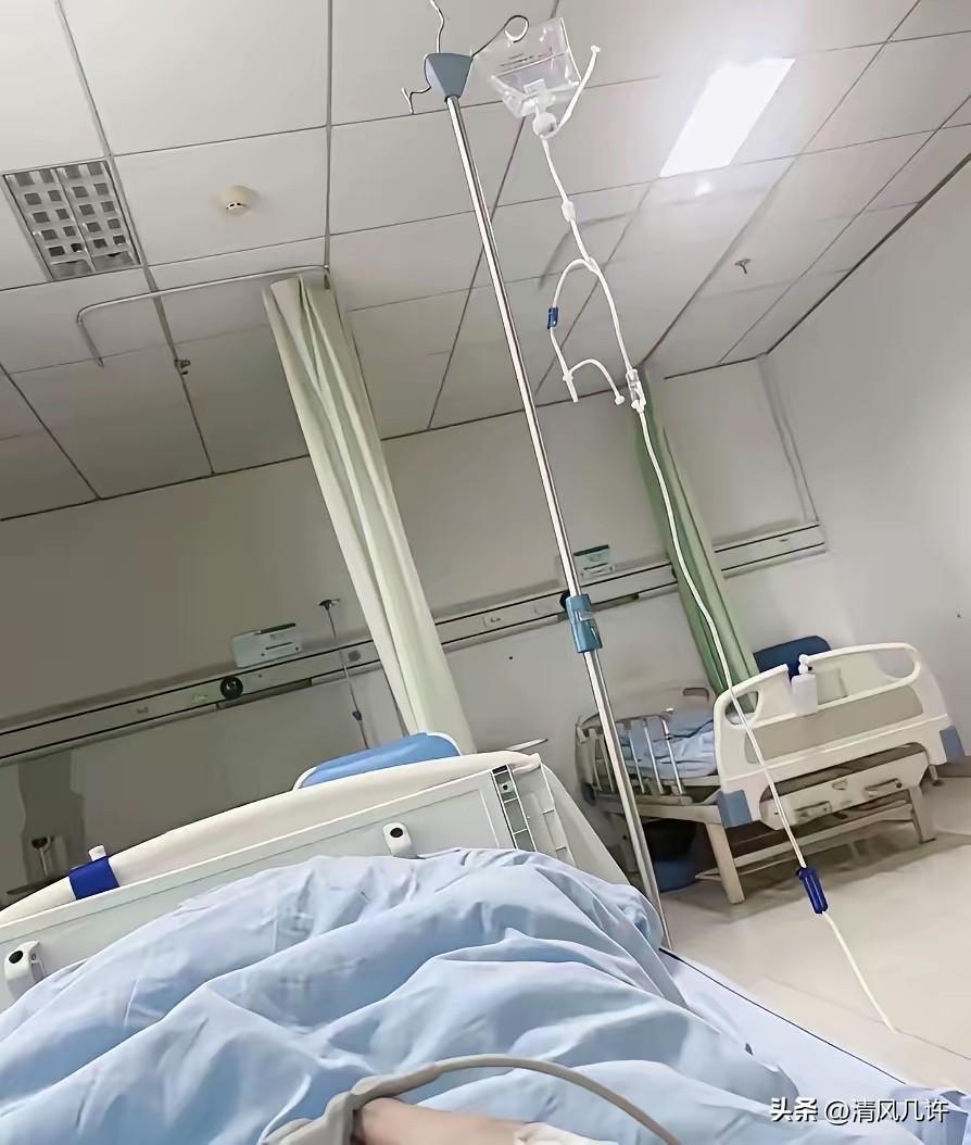 病房里93岁的老阿姨在睡梦中永远离世，65岁的女儿没有流一滴眼泪！上午给母亲梳妆