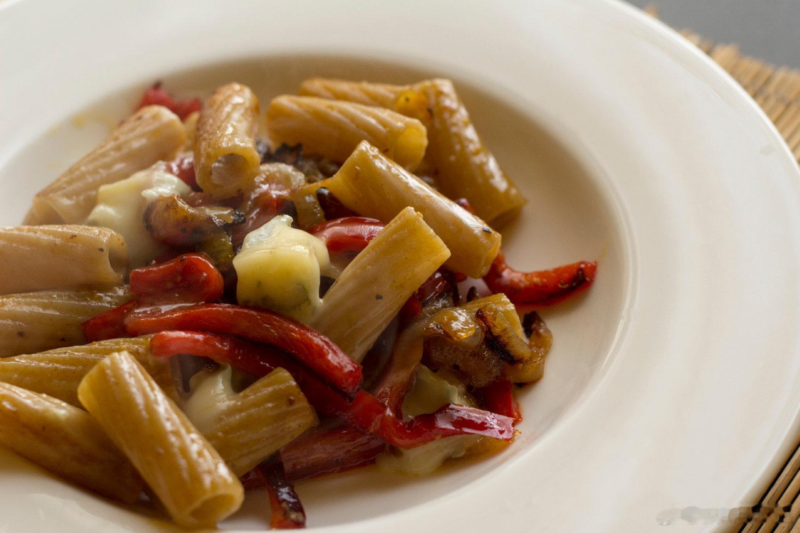 西洋历史文化鱼缸 历史知识 意大利面配意大利伦巴第地区特色的戈贡佐拉奶酪。 