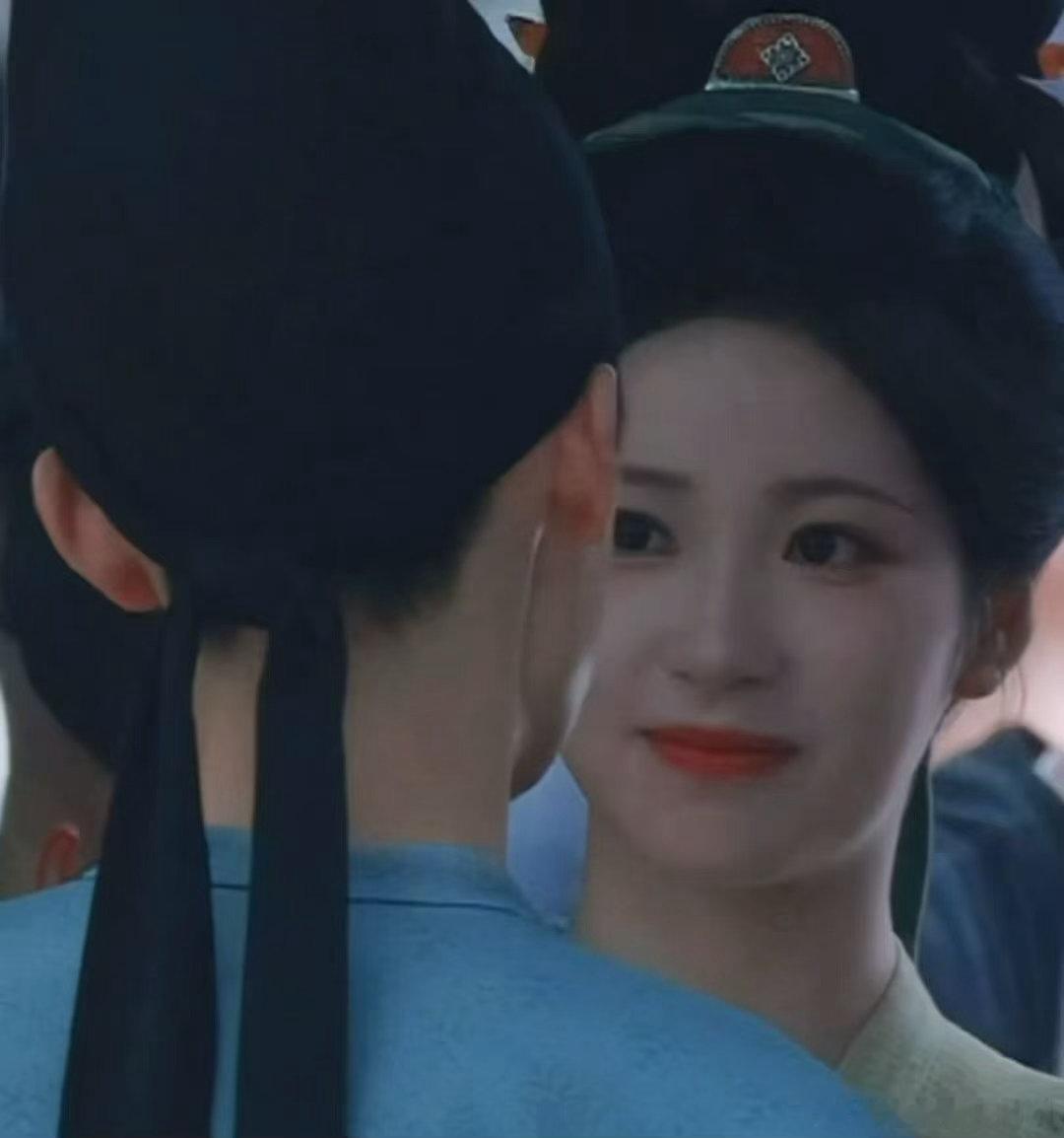 杨肸子祝姑娘花姐路透杨肸子谁家小娘子跑出来了 杨肸子花姐路透的妆造太加分了，露额