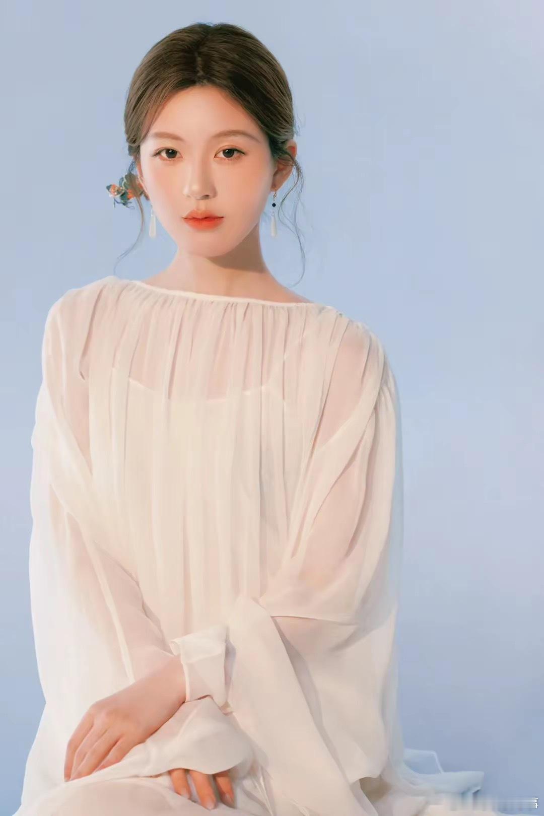 赵露思新春写真，大病初愈后，一种温柔恬淡的美感…… 