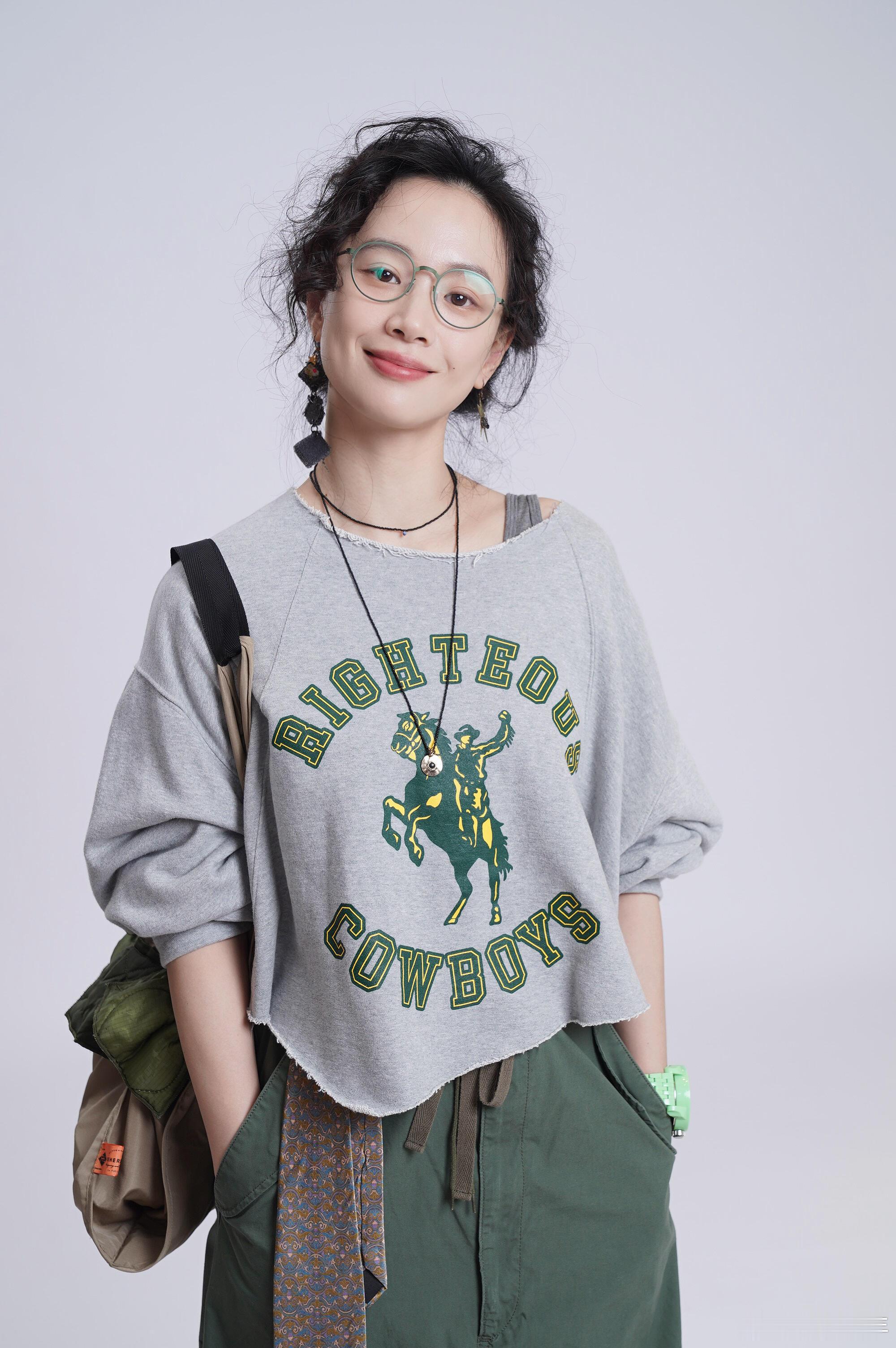 李梦在电影《奇遇》的定妆照，极富个性和时尚，夸张卷发很适合她。 ​​​