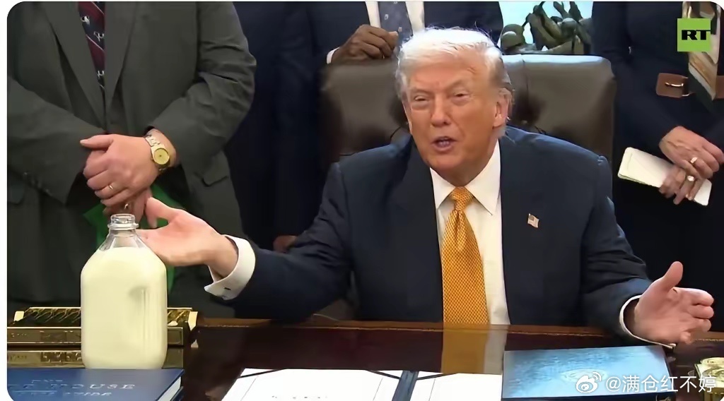 特朗普在签署允许学校供应全脂牛奶的法案时，当场拿出一瓶存放了5天的牛奶，对着记者