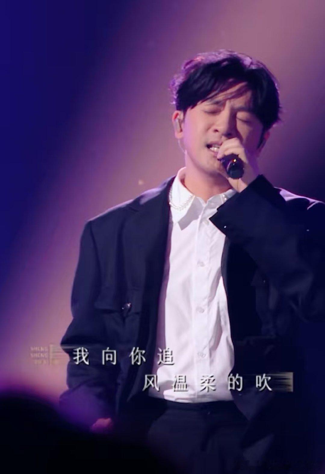 没有复杂的舞台特效，只用歌声说话。苏有朋的演绎让《雨蝶》跨越了代际，不管是 70