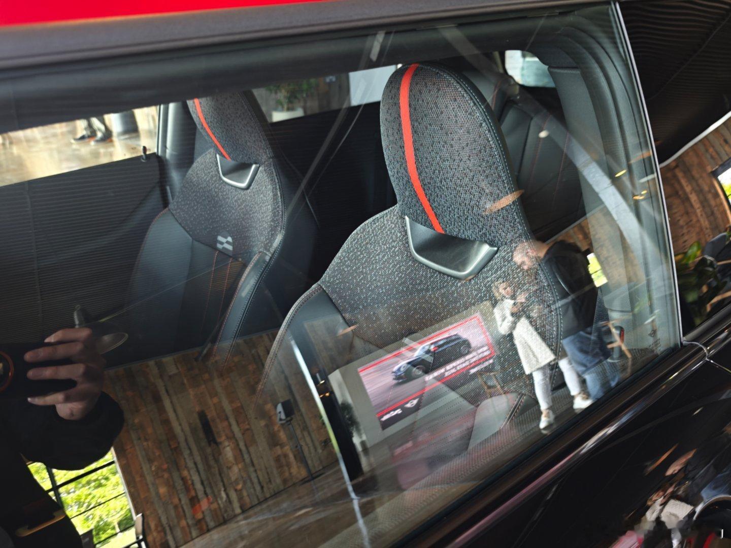 新车划重点 现场这台MINI Cooper JCW燃油版的套件太帅了，尤其是轮毂