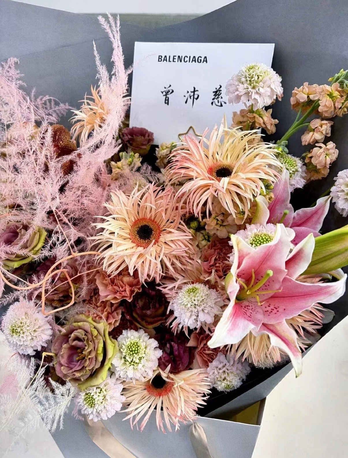 曾沛慈时尚首封花落Sofagaro中文版！奢牌Balenciaga推封，拍摄当天