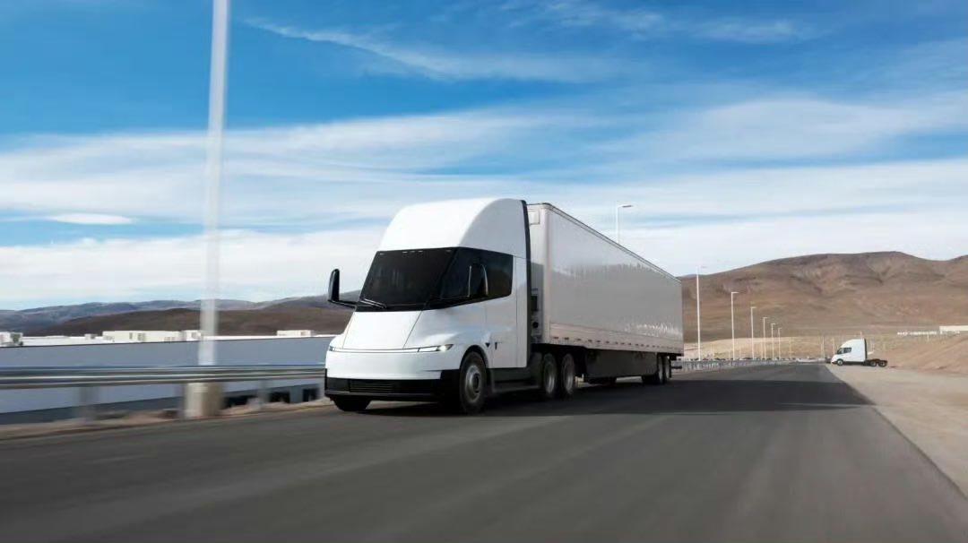 特斯拉Semi首辆量产车下线特斯拉新推出的半挂卡车（Tesla Semi）上热搜