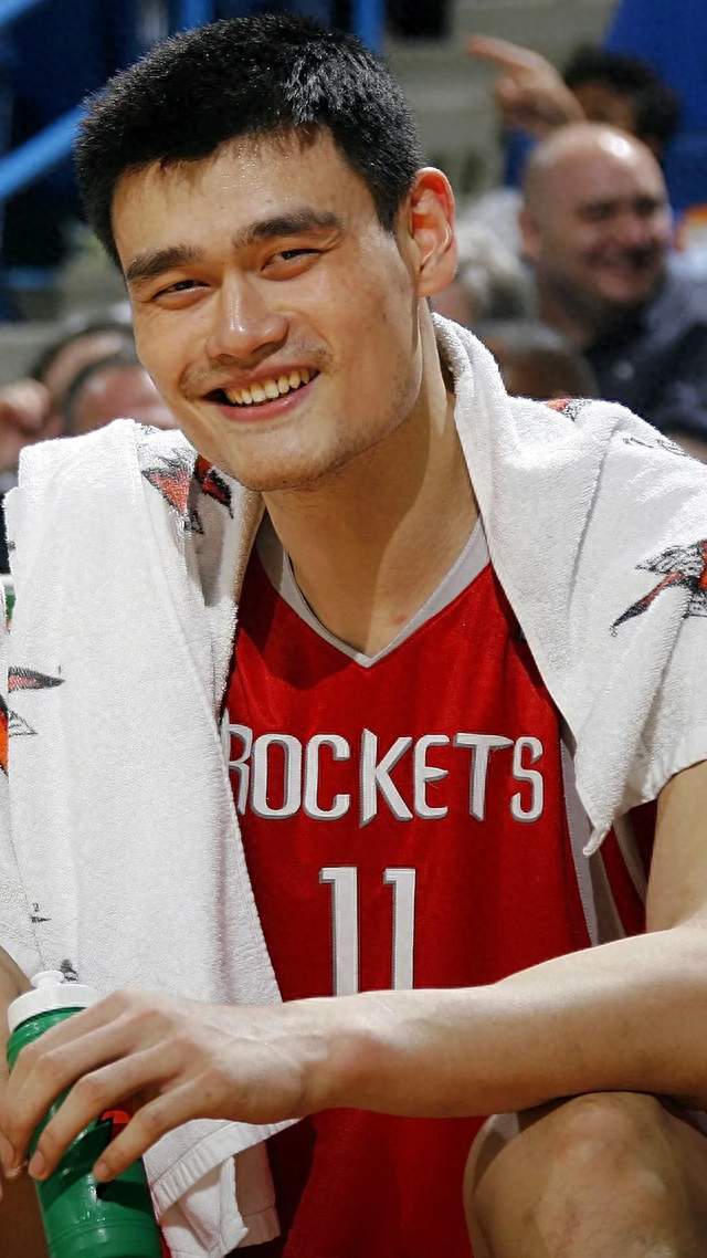 姚明一句话点破现代篮球：中锋早就不该"只会站在篮下等球"了