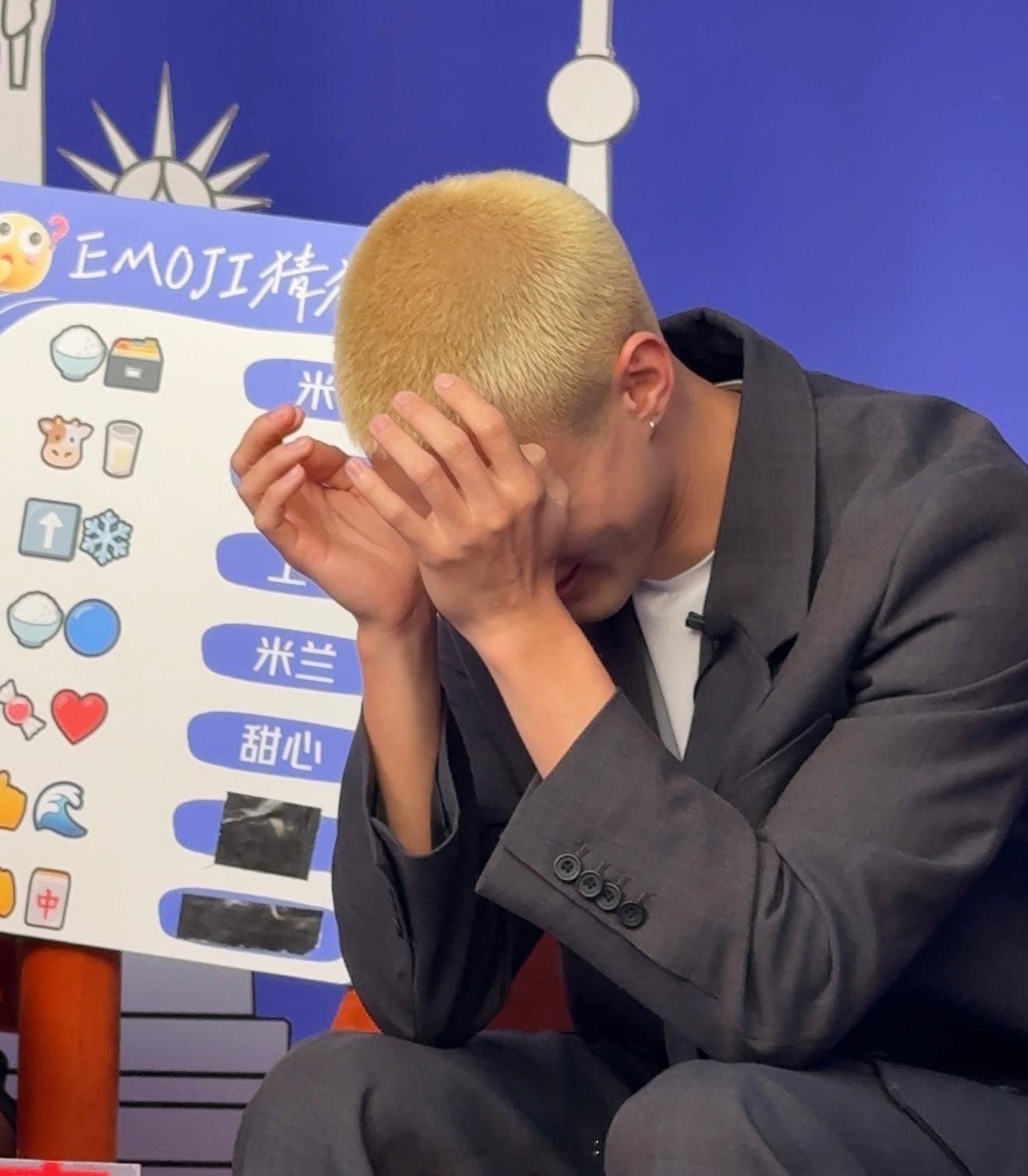 米卡薅掉了自己好多头发 米卡猜emoji中文简直像在“闯关大冒险”！急得小手不停