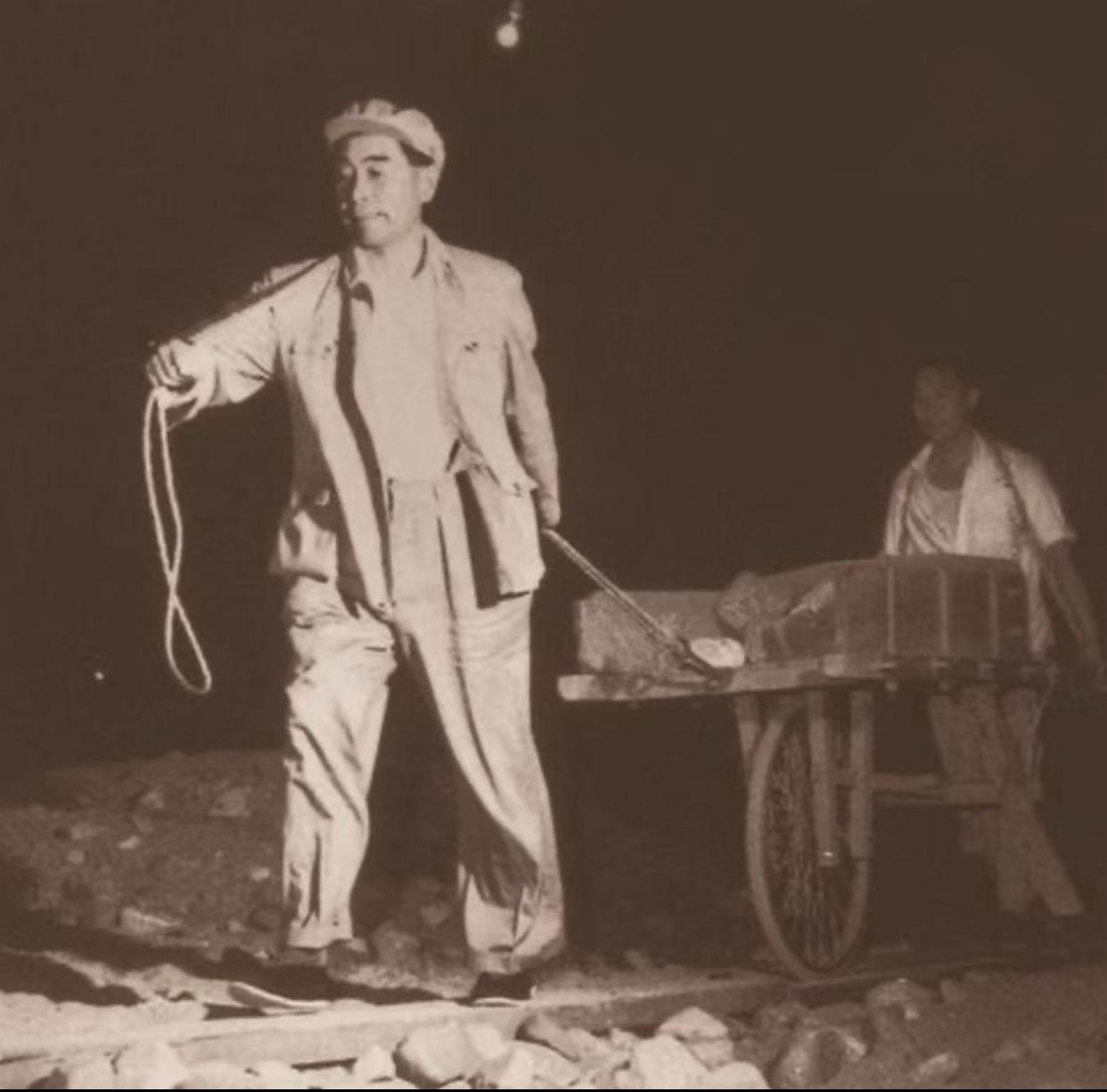 见过周总理外交场上的风度翩翩
也见过他伏案工作的日夜操劳
却还是被这张拉独轮车的