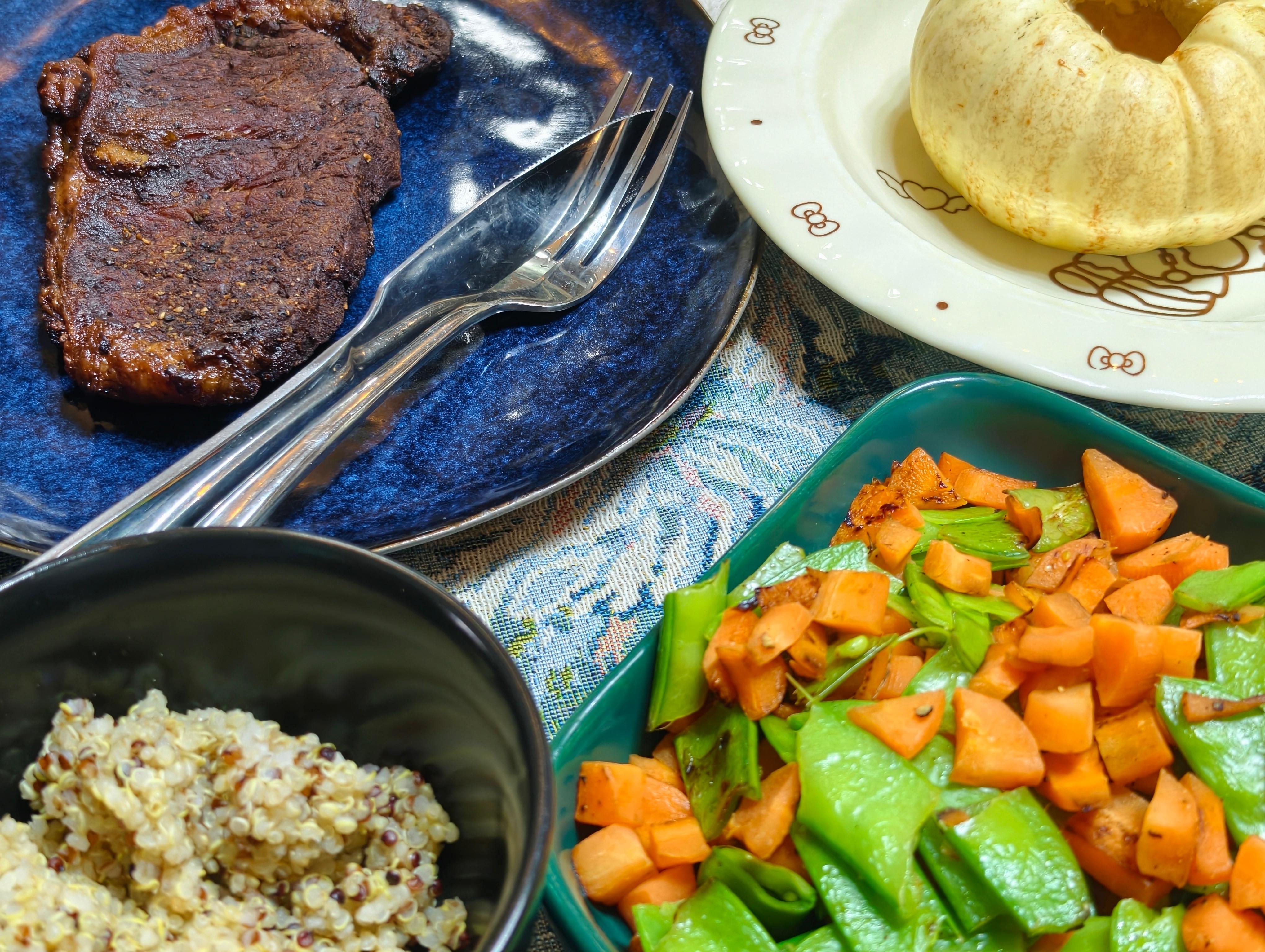 今天依旧草料+昨天吃剩的鲈鱼 