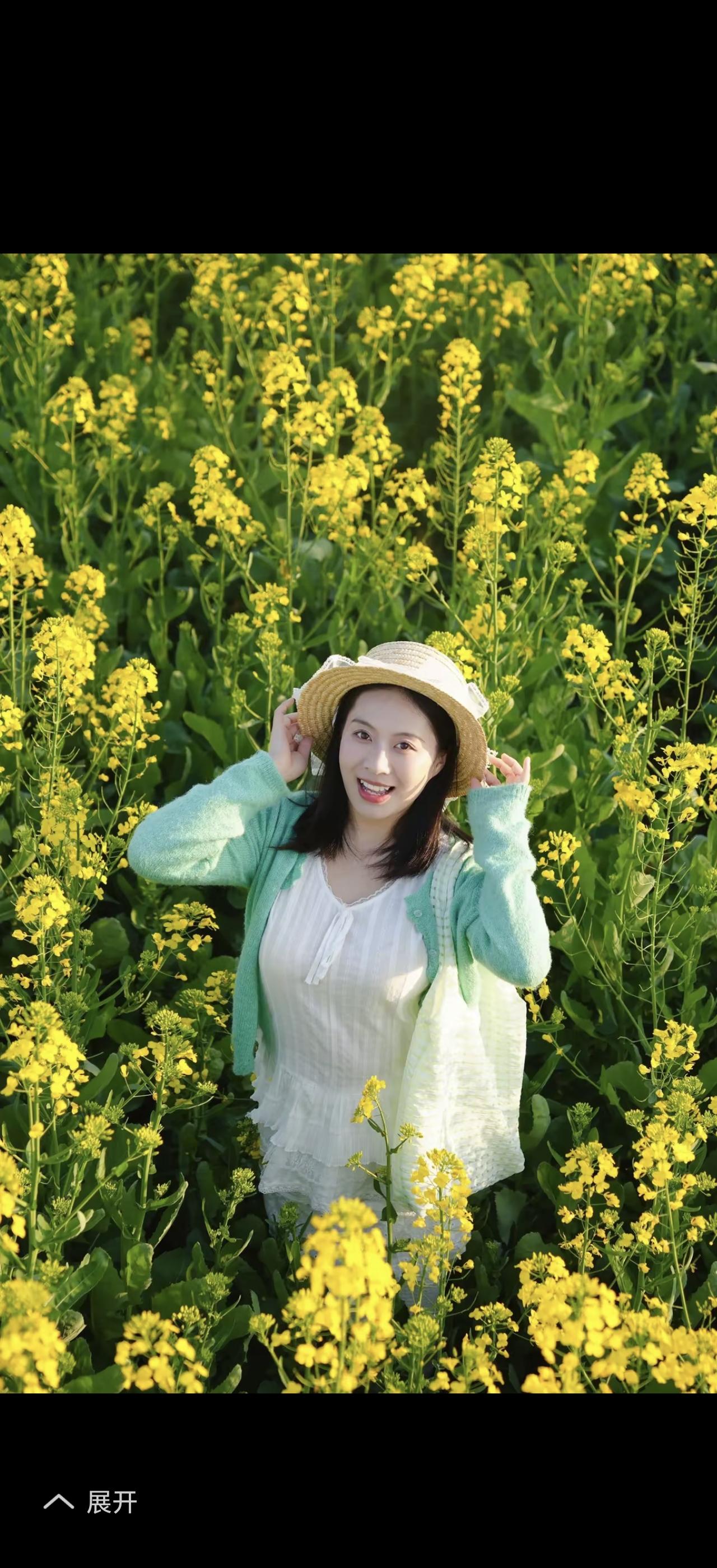 在花田里，她笑得真开心！