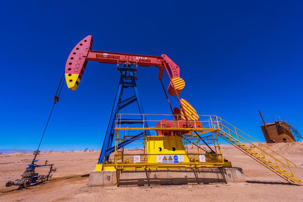 13.3元冲进去的那一瞬间，他可能真觉得自己踩中了石油的风口。

朋友昨天盯着原