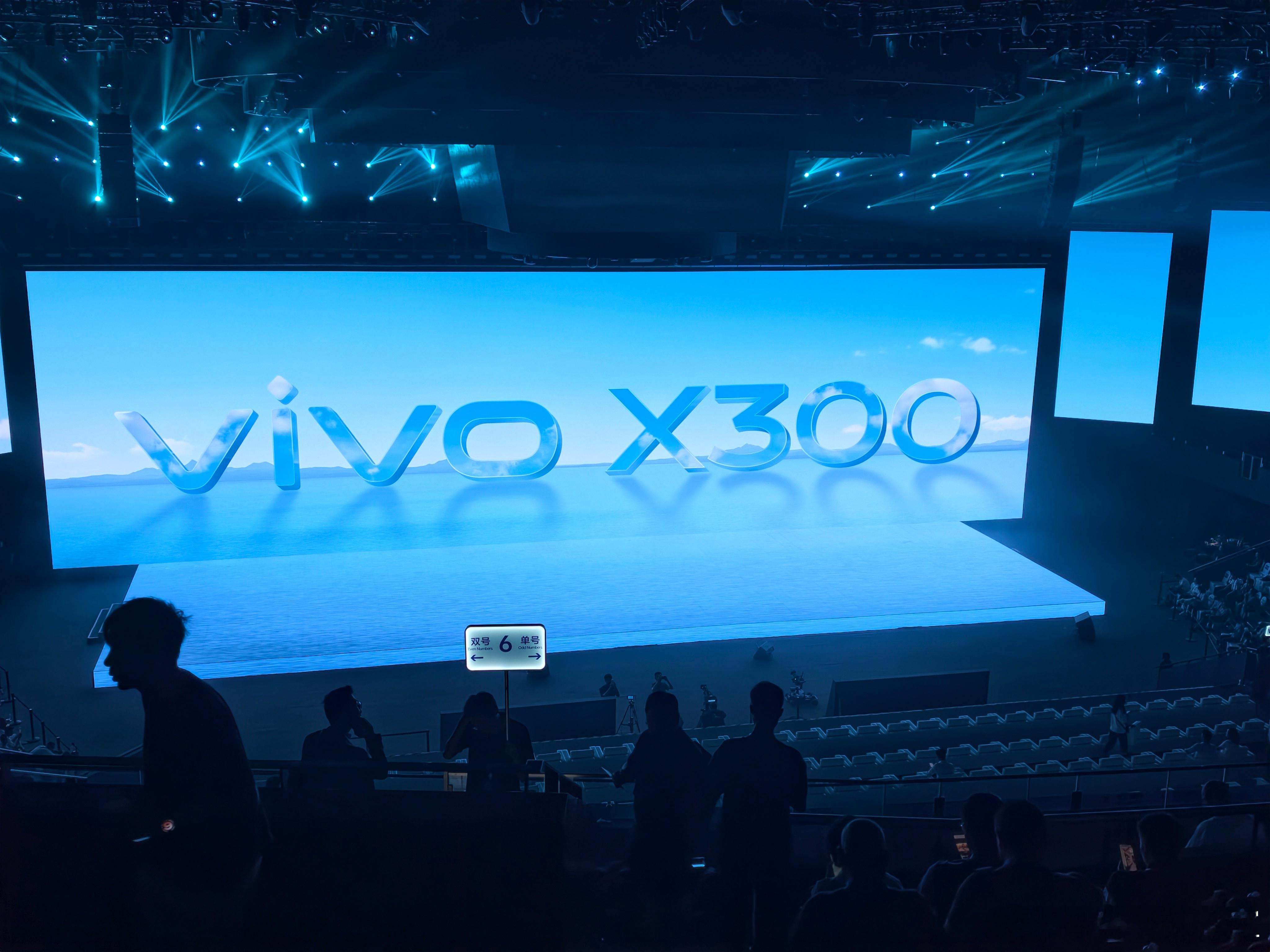 “山顶也是 VIP”然后就给我这么老远的位置是吧(ಥ﹏ಥ)vivo x300系列