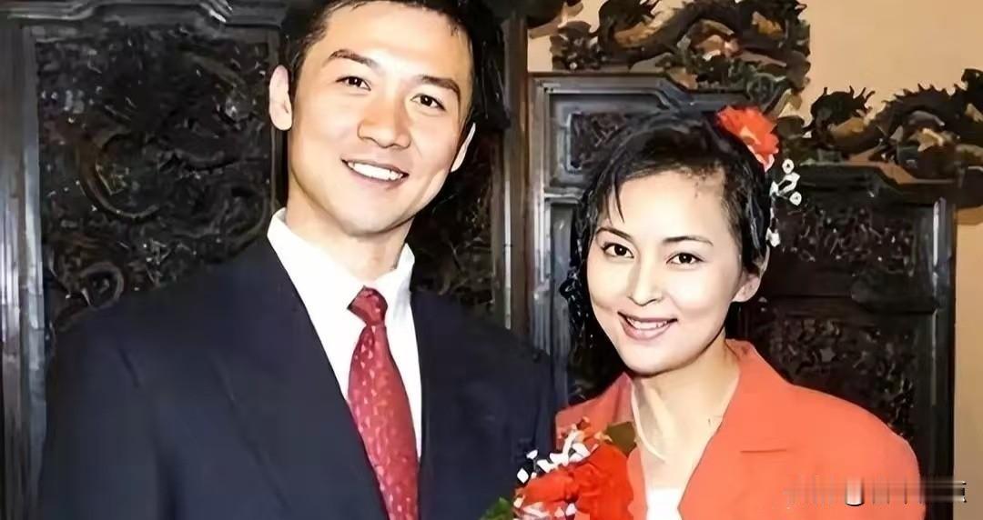 黄博远没上热搜，没发通稿，也没靠爹妈名字站C位。他今年23岁，在一部普法微短剧里