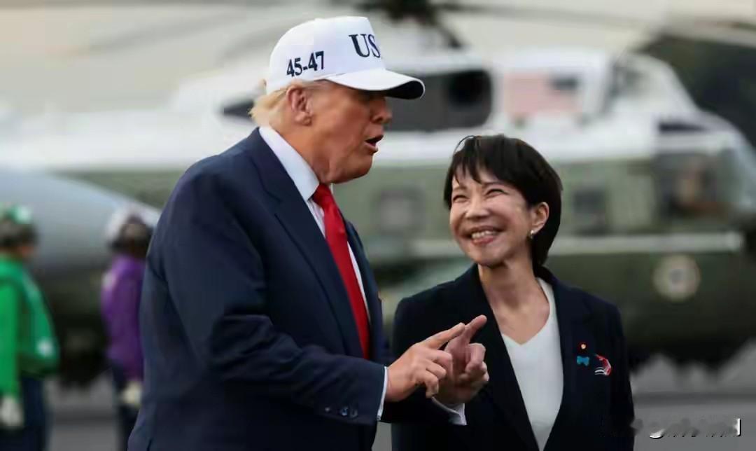 看看高市向特朗谄媚的表情，让人觉得很不自然、很不自在、很不诚实，根本不是发自内心