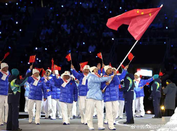 【#宁忠岩说这一路我一直坚定#】#宁忠岩为了比赛在机场过夜#  20日，因为我叫