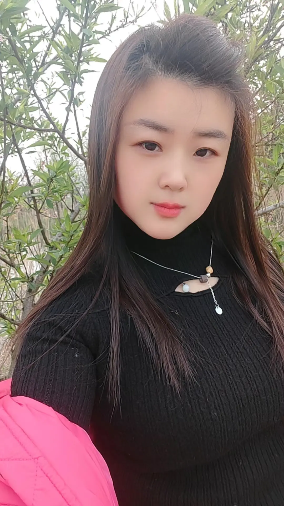 女人不管多少岁，找男人，要么图他哄你，要么图他懂你，要么图他让你吃穿不...