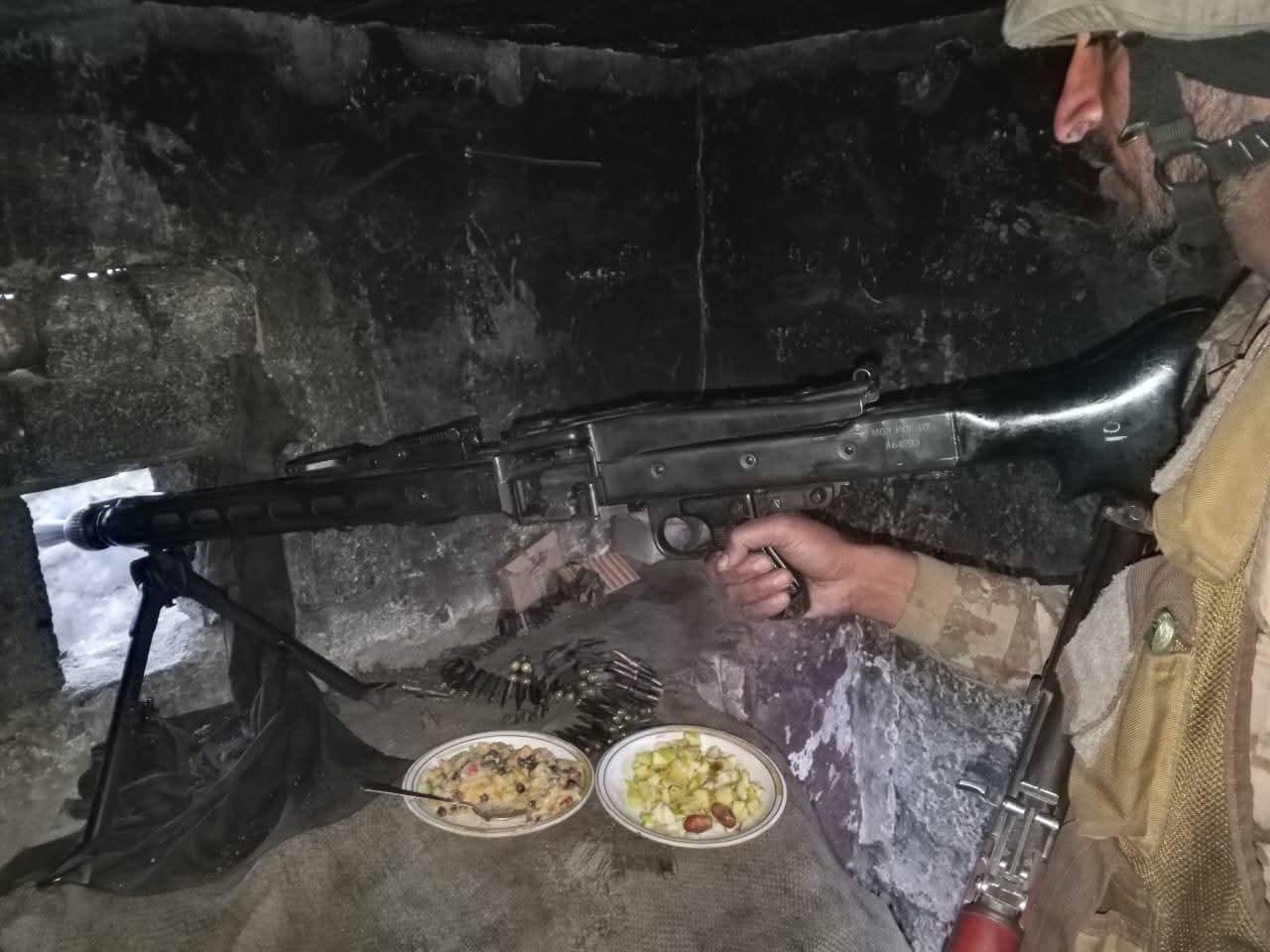 巴基斯坦士兵在南瓦济里斯坦的武器和掩体间享用椰枣和炸蔬菜饼等简单食物，以此结束斋