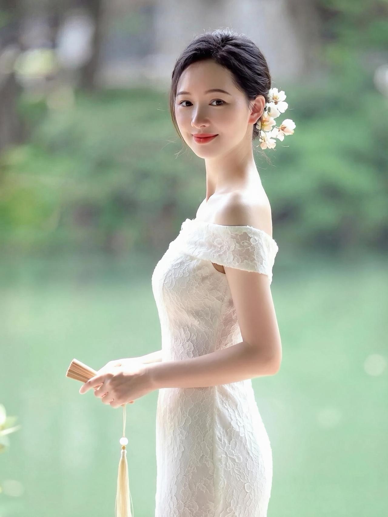 这组照片中的女子，宛如江南烟雨中走出的古典佳人，温婉雅致，气质绝尘。
她身姿窈窕