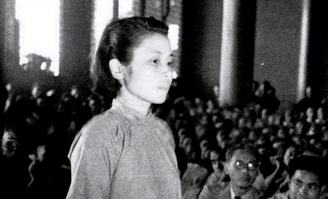 1940年，地下党康乃尔正在茶楼玩牌，一军统美女突然拍了了拍他的肩膀，使了个眼色