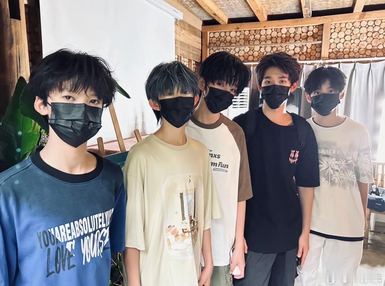 翻到一张旧图口罩和头发都挡不住的深邃眉眼 ​​​