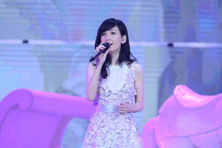 58岁周慧敏春晚首秀，一袭粉红非遗刺绣长裙惊艳全场！高清镜头下，她皮肤紧致、体态