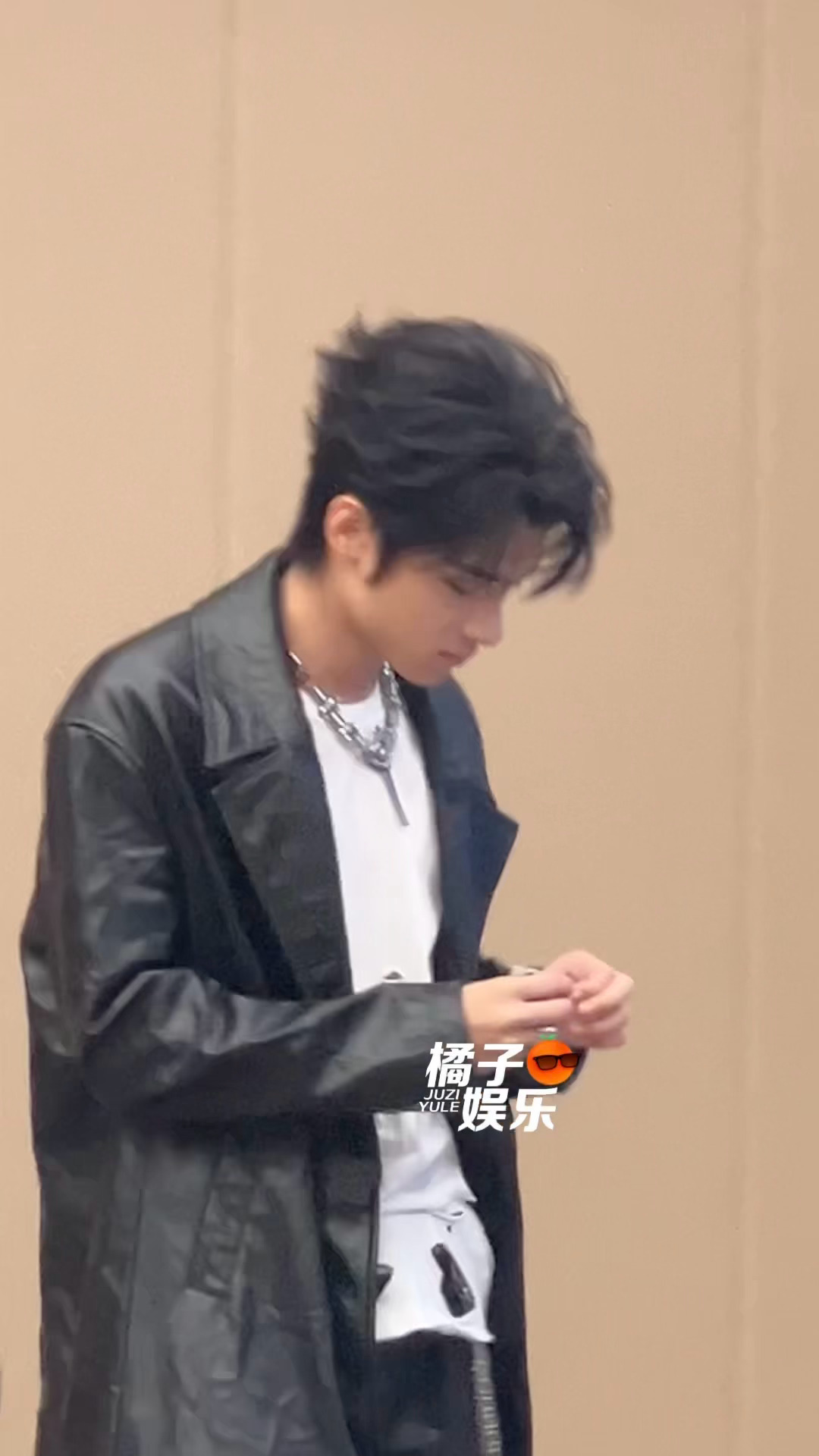 闺蜜们看这段有多萌！！[抓狂][抓狂][抓狂]顺儿本来在酷酷的往前走，一听到有人