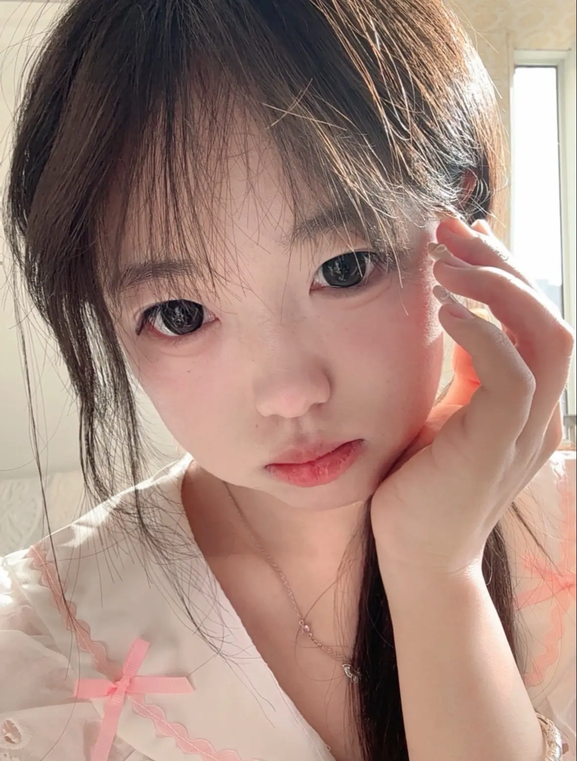 她有一种奇怪的饱经世故的天真