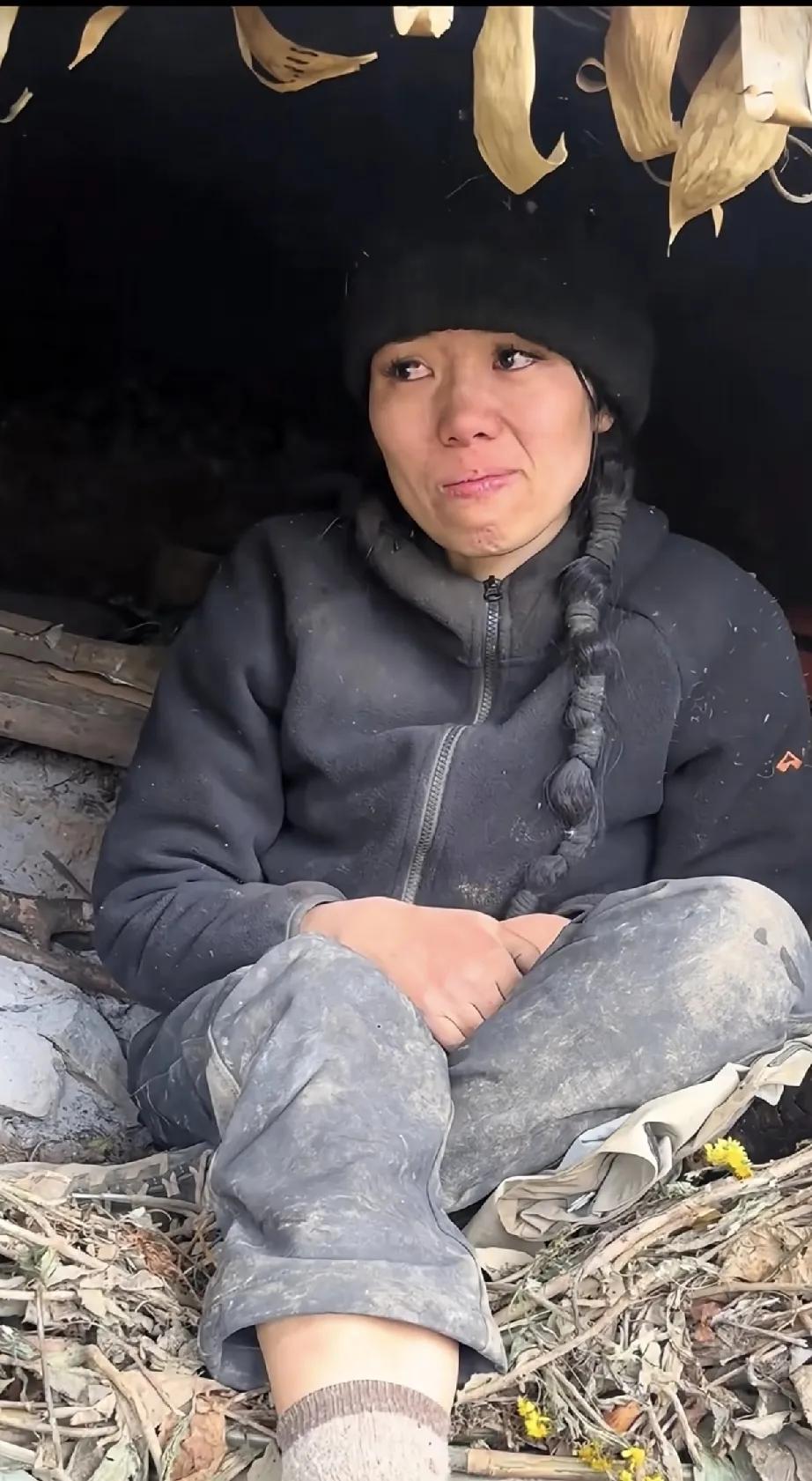 荒野求生冷美人流泪了，她哭了。
这荒野求生马上到决赛圈了，慢慢的越来越多的人坚持