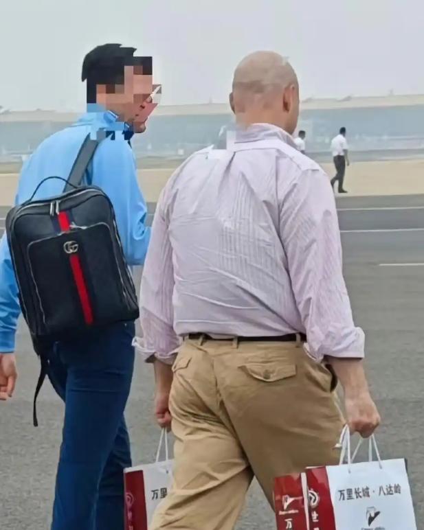 连中国盒饭都带走了！空军1号不让带，不代表其他美国人不能带，安全规定管不住中国胃