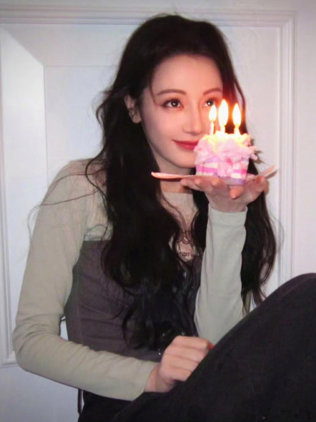 周星驰执导电影女足杀青，顶流女神迪丽热巴主演周星驰执导的电影《女足》正式杀青。据